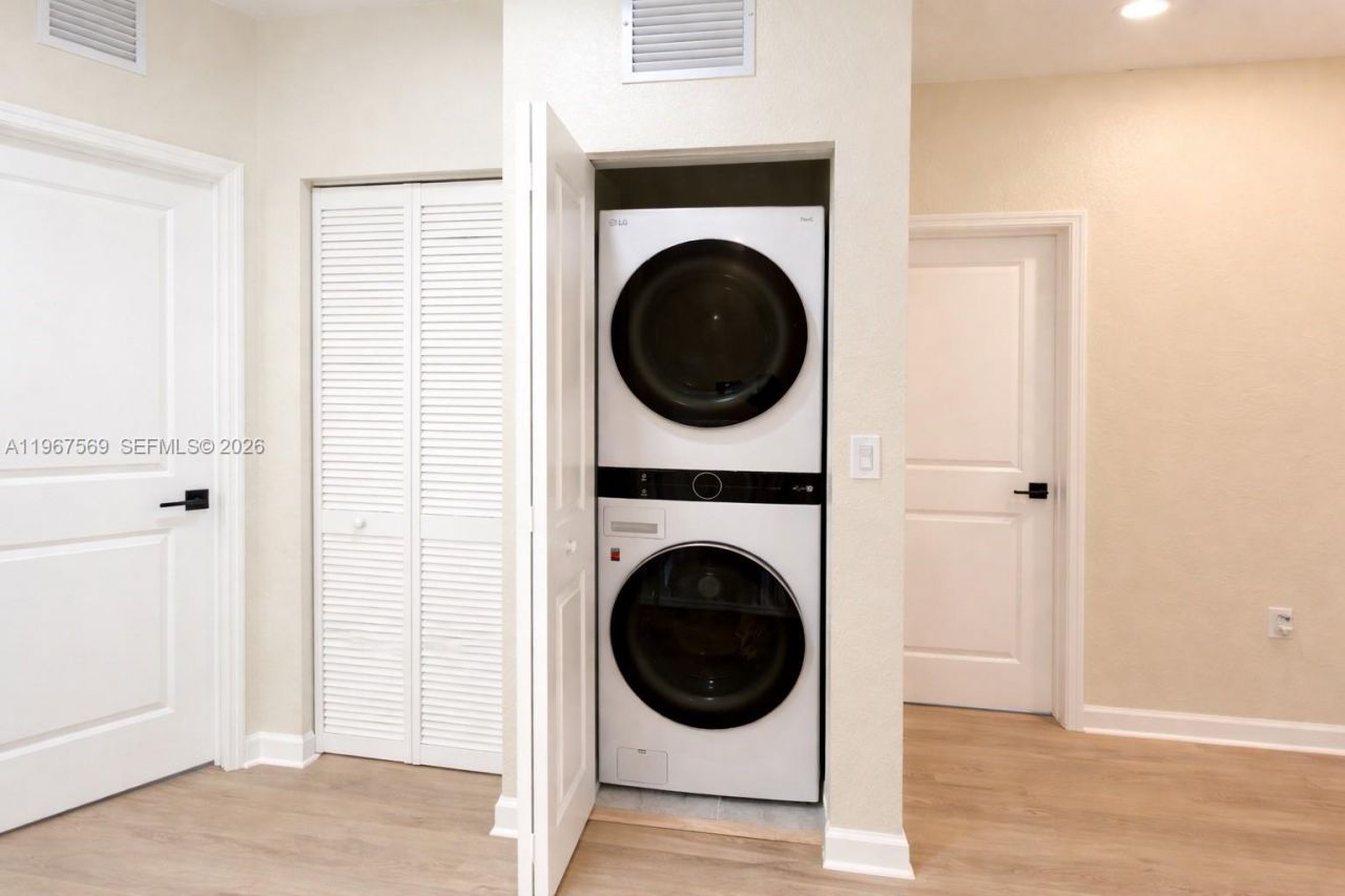 323 NE 208th Ter , Miami, FL 33179 Photo