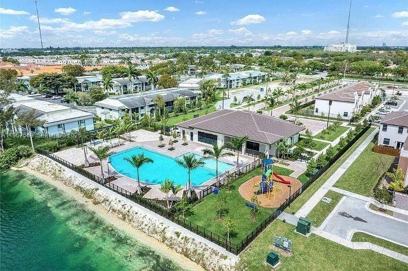 323 NE 208th Ter , Miami, FL 33179 Photo