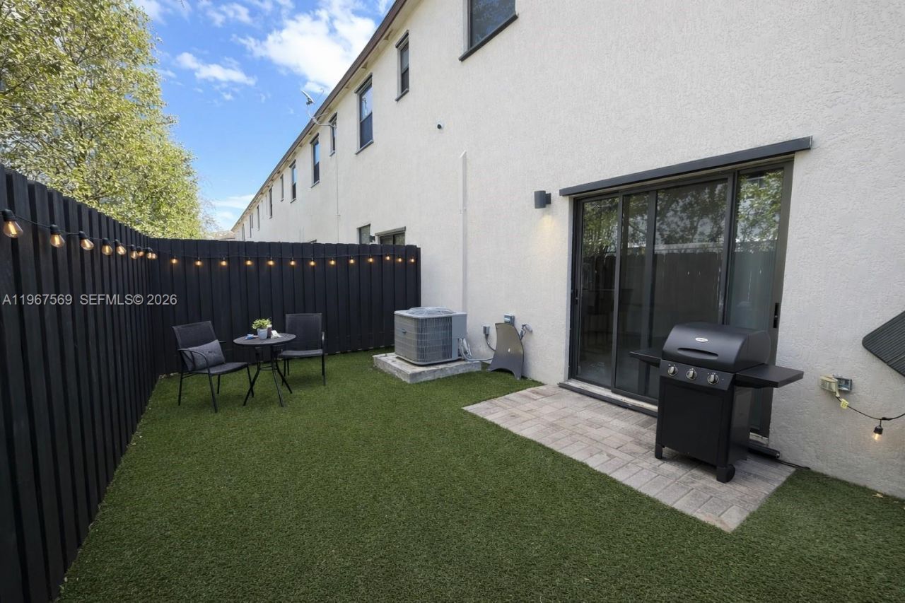 323 NE 208th Ter , Miami, FL 33179 Photo