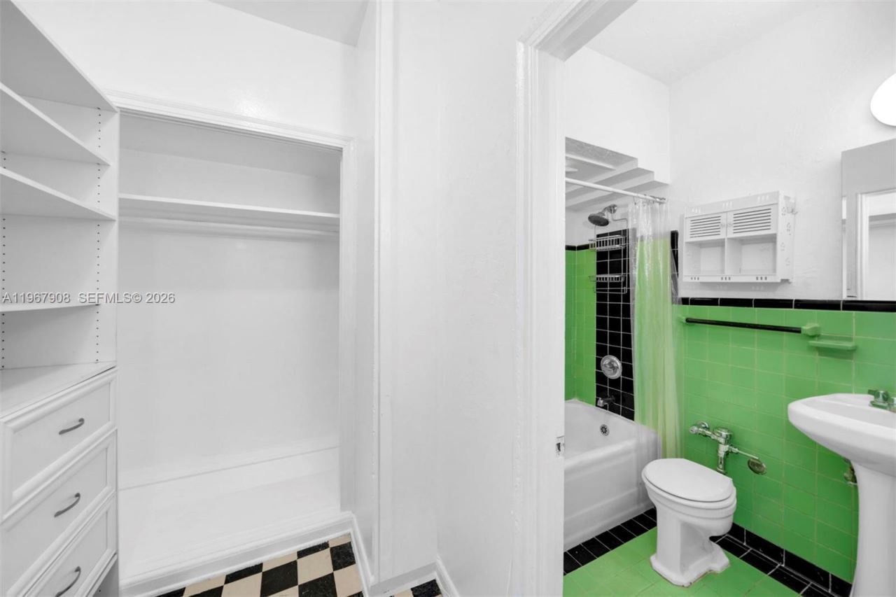 2421 Lake Pancoast Dr, Unit 2C, Miami Beach, FL 33140 Photo