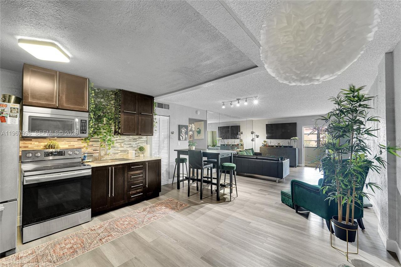 1890 W 56th St, Unit 1411, Hialeah, FL 33012 Photo