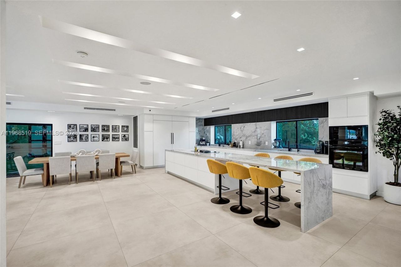 1977 S Oak Haven Cir, Miami, FL 33179 Photo