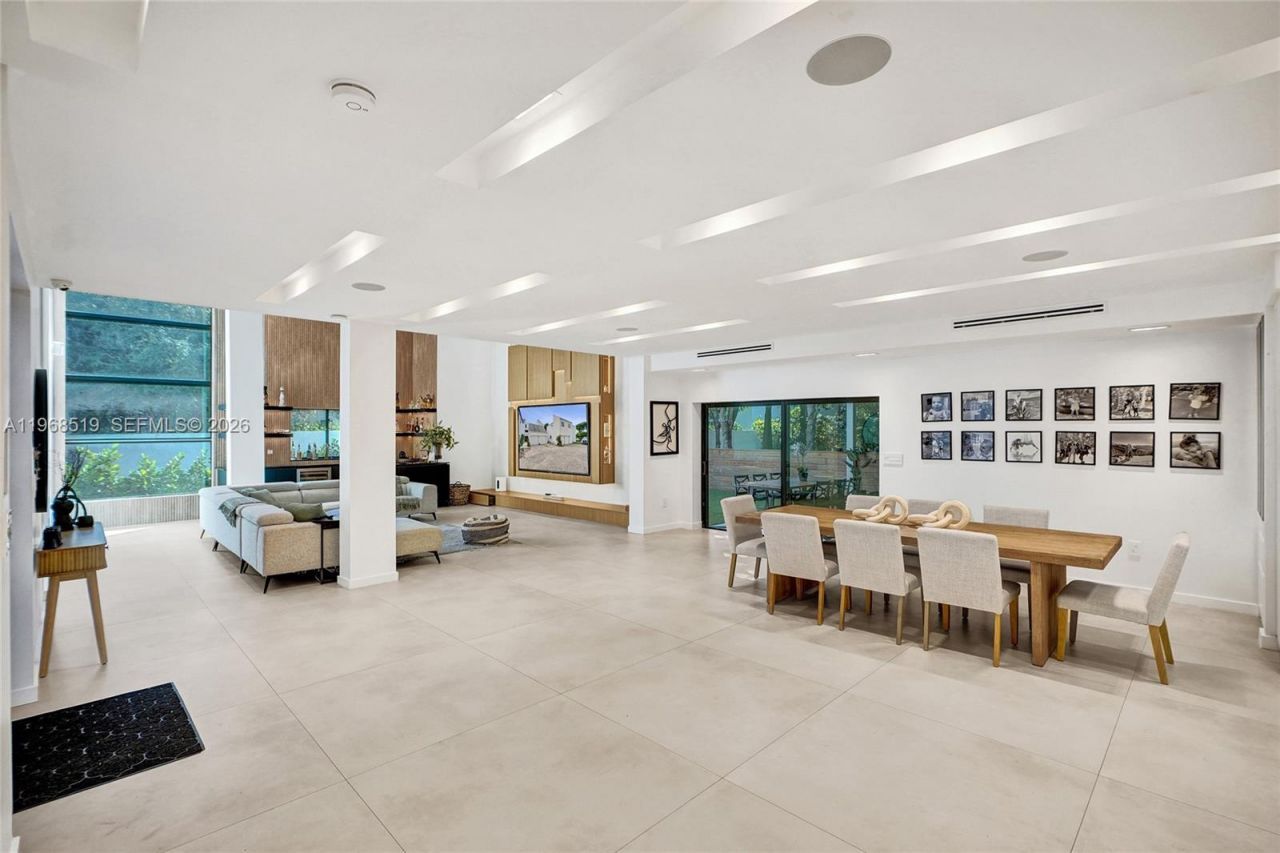 1977 S Oak Haven Cir, Miami, FL 33179 Photo