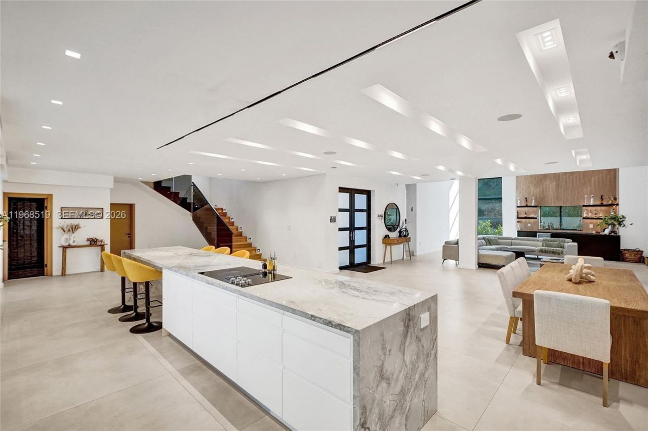 1977 S Oak Haven Cir, Miami, FL 33179 Photo