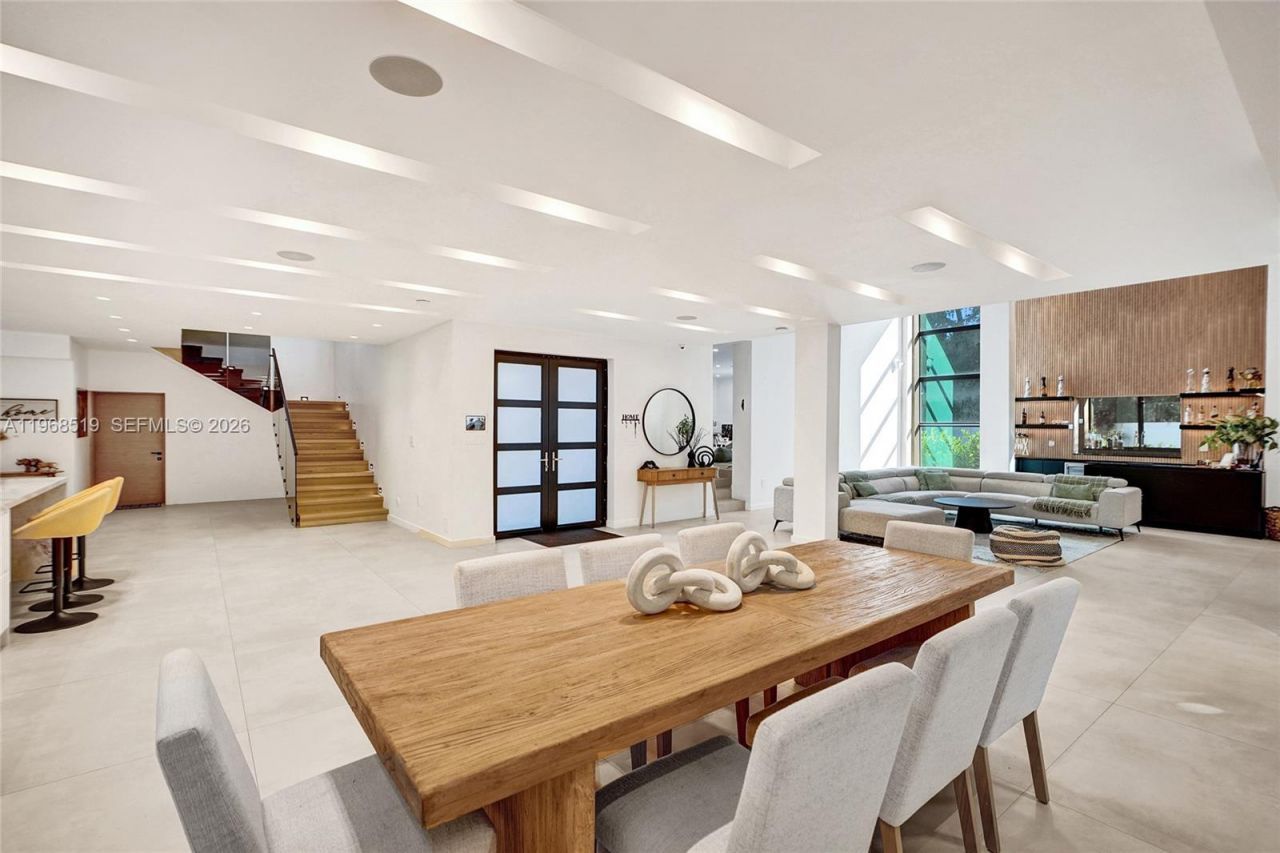 1977 S Oak Haven Cir, Miami, FL 33179 Photo