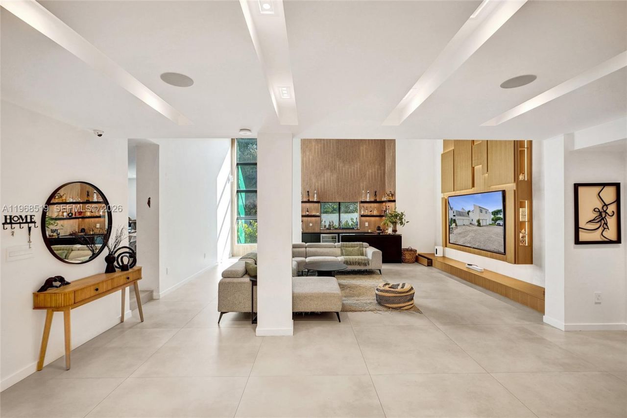 1977 S Oak Haven Cir, Miami, FL 33179 Photo