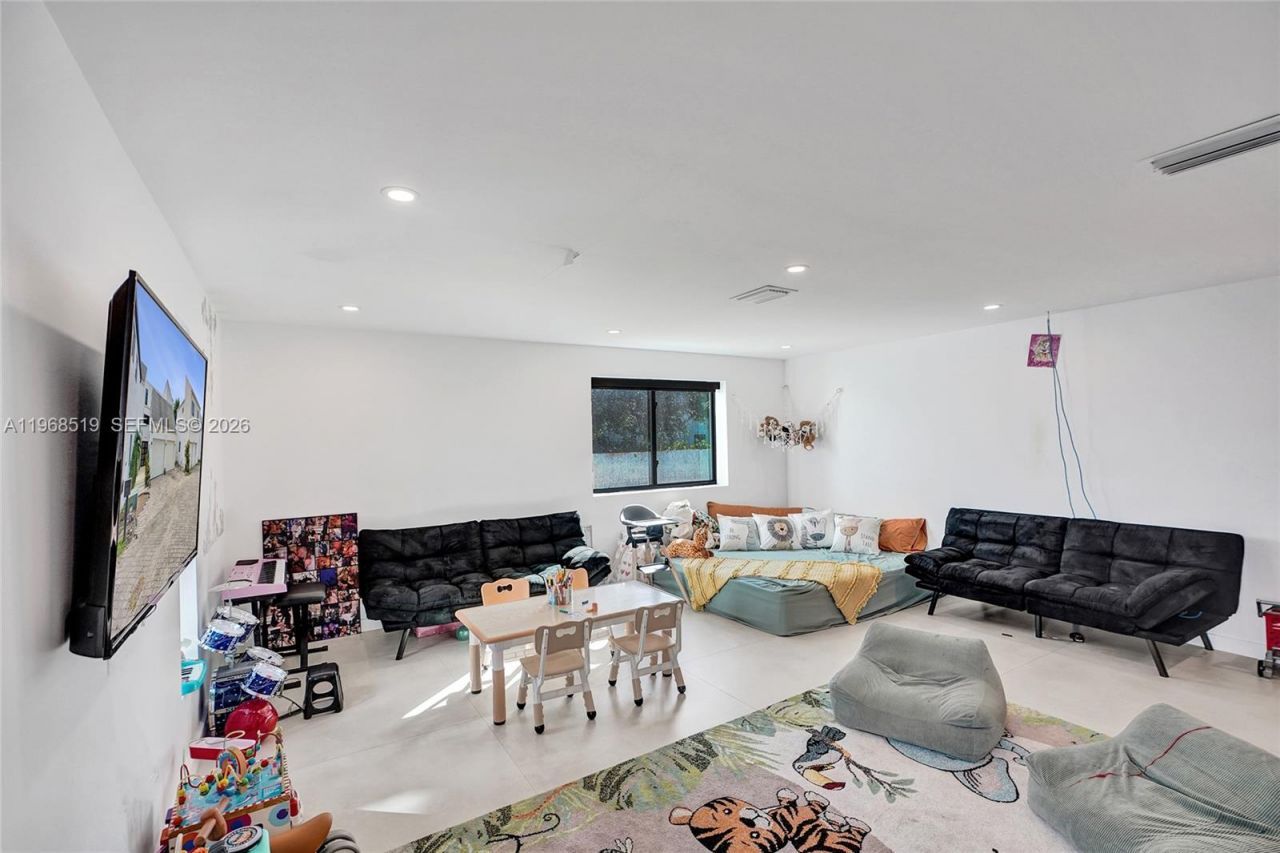 1977 S Oak Haven Cir, Miami, FL 33179 Photo