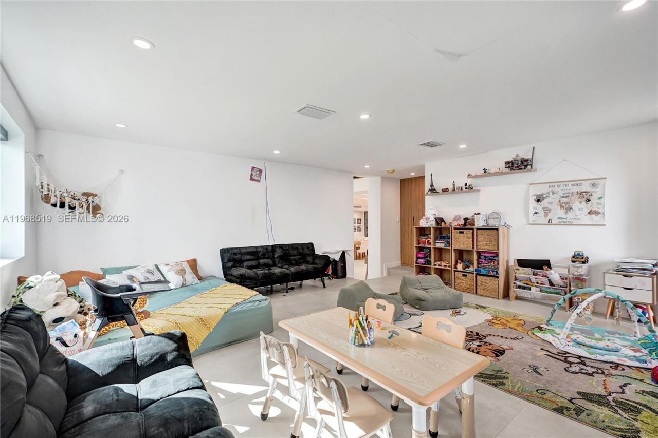 1977 S Oak Haven Cir, Miami, FL 33179 Photo