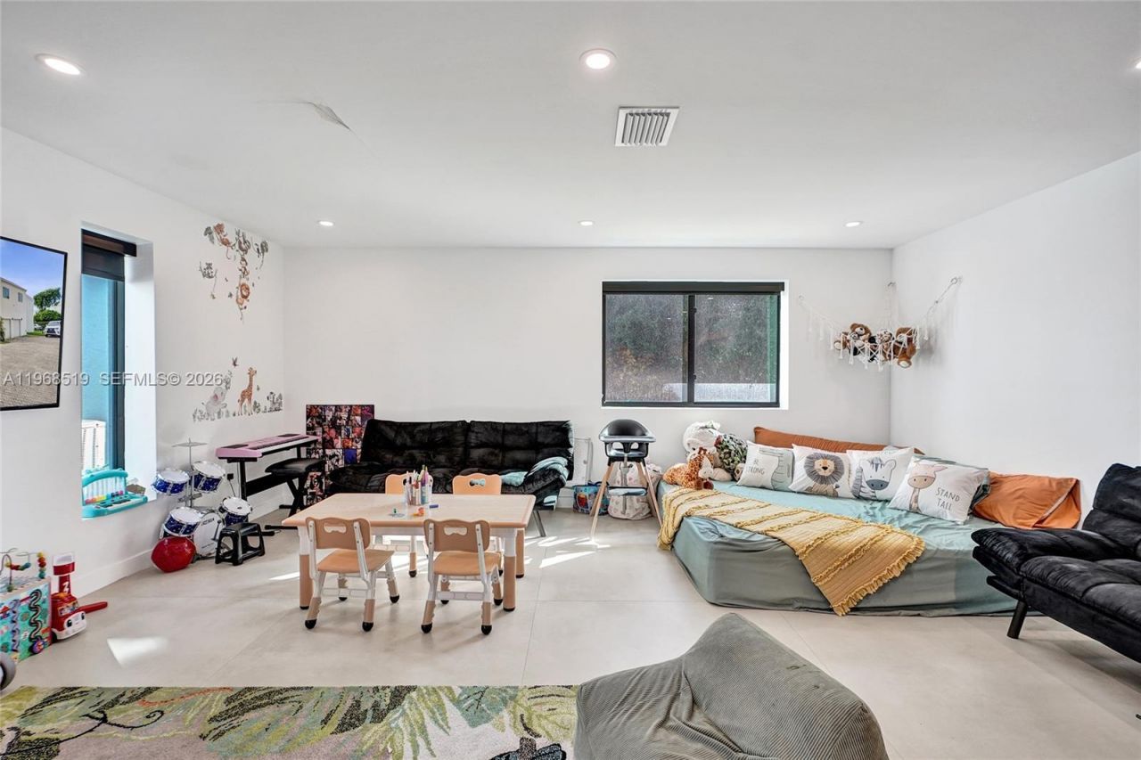 1977 S Oak Haven Cir, Miami, FL 33179 Photo