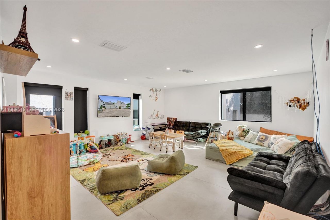 1977 S Oak Haven Cir, Miami, FL 33179 Photo