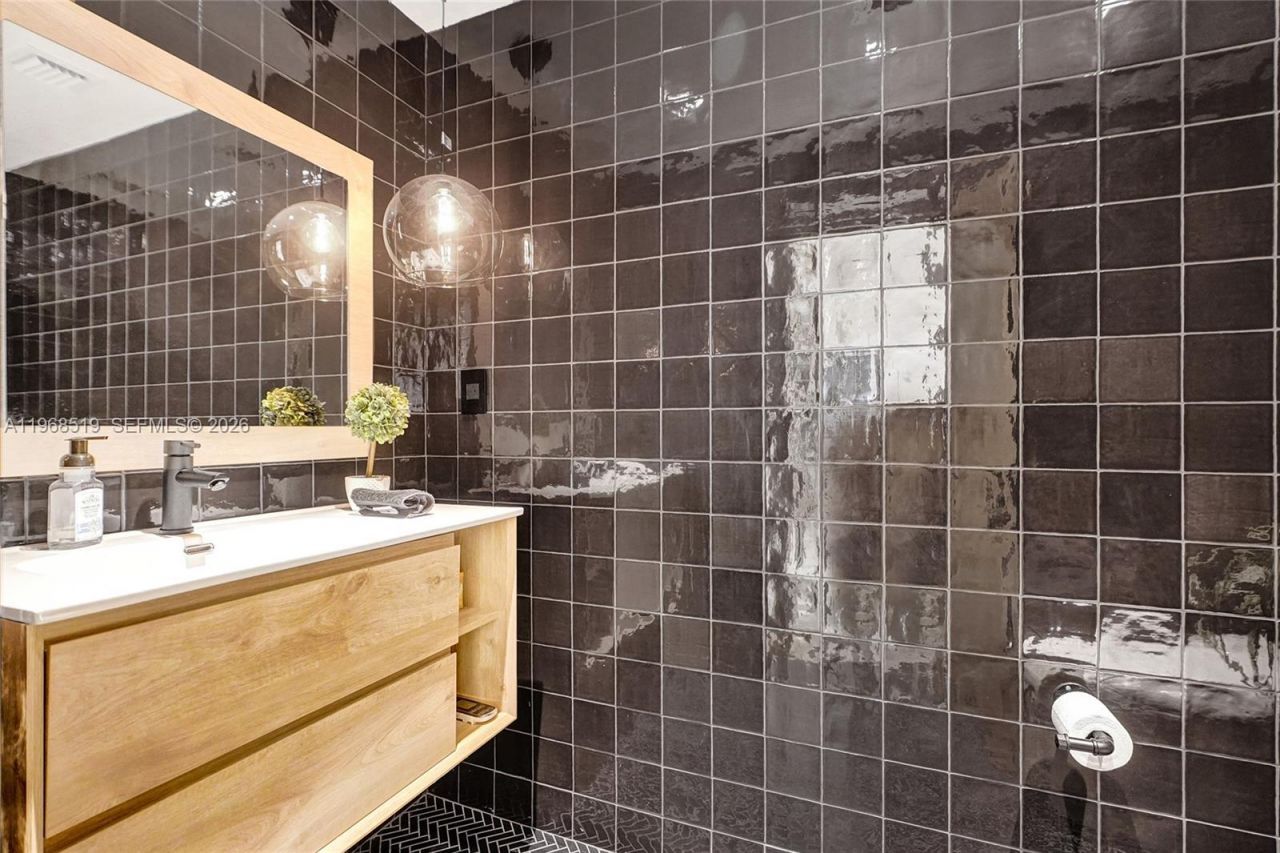 1977 S Oak Haven Cir, Miami, FL 33179 Photo