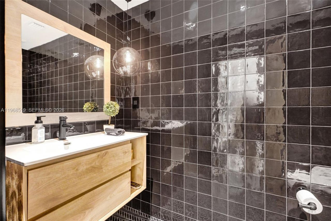 1977 S Oak Haven Cir, Miami, FL 33179 Photo