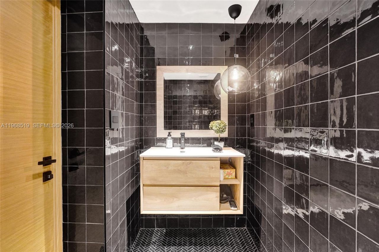 1977 S Oak Haven Cir, Miami, FL 33179 Photo