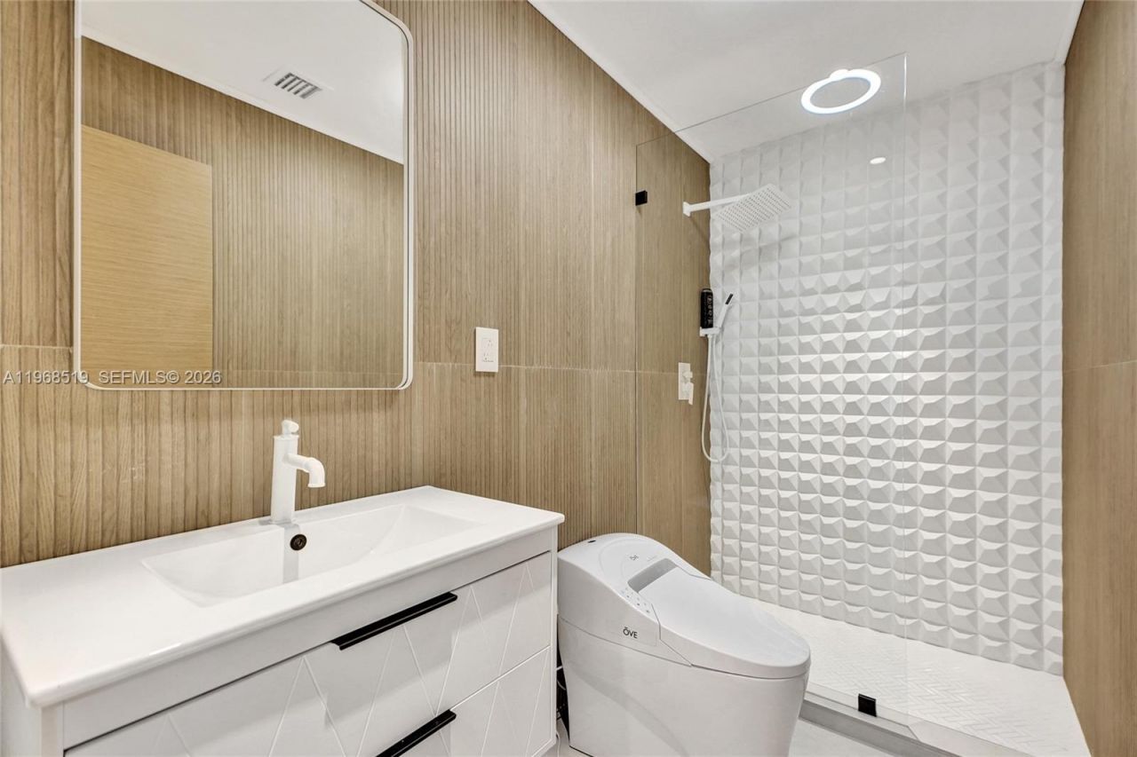 1977 S Oak Haven Cir, Miami, FL 33179 Photo