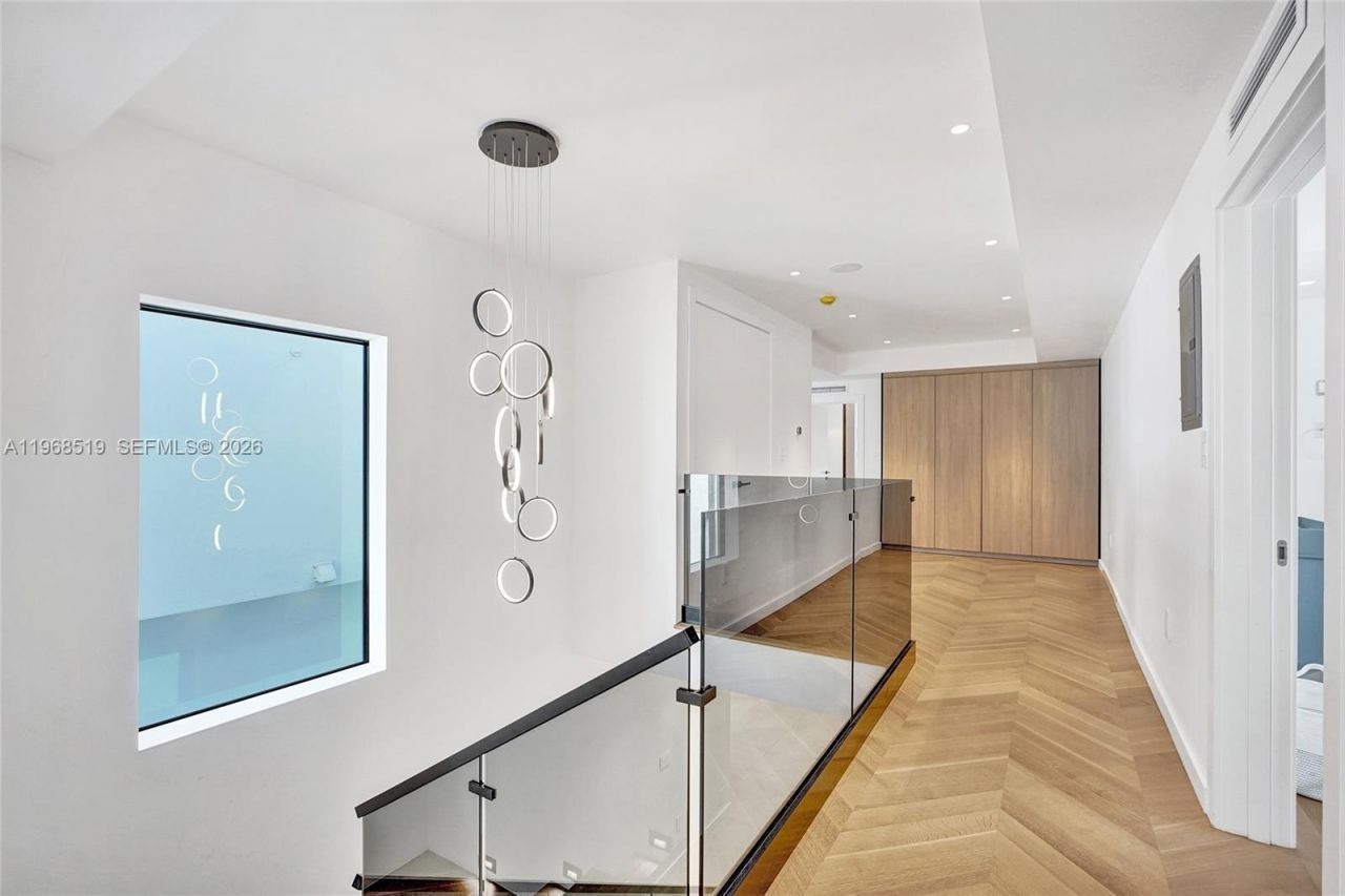 1977 S Oak Haven Cir, Miami, FL 33179 Photo