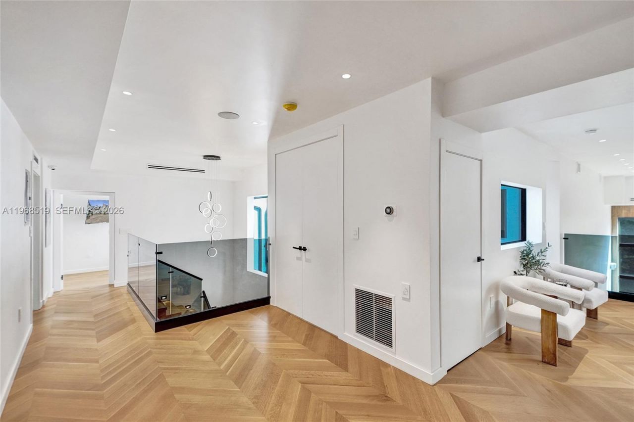 1977 S Oak Haven Cir, Miami, FL 33179 Photo