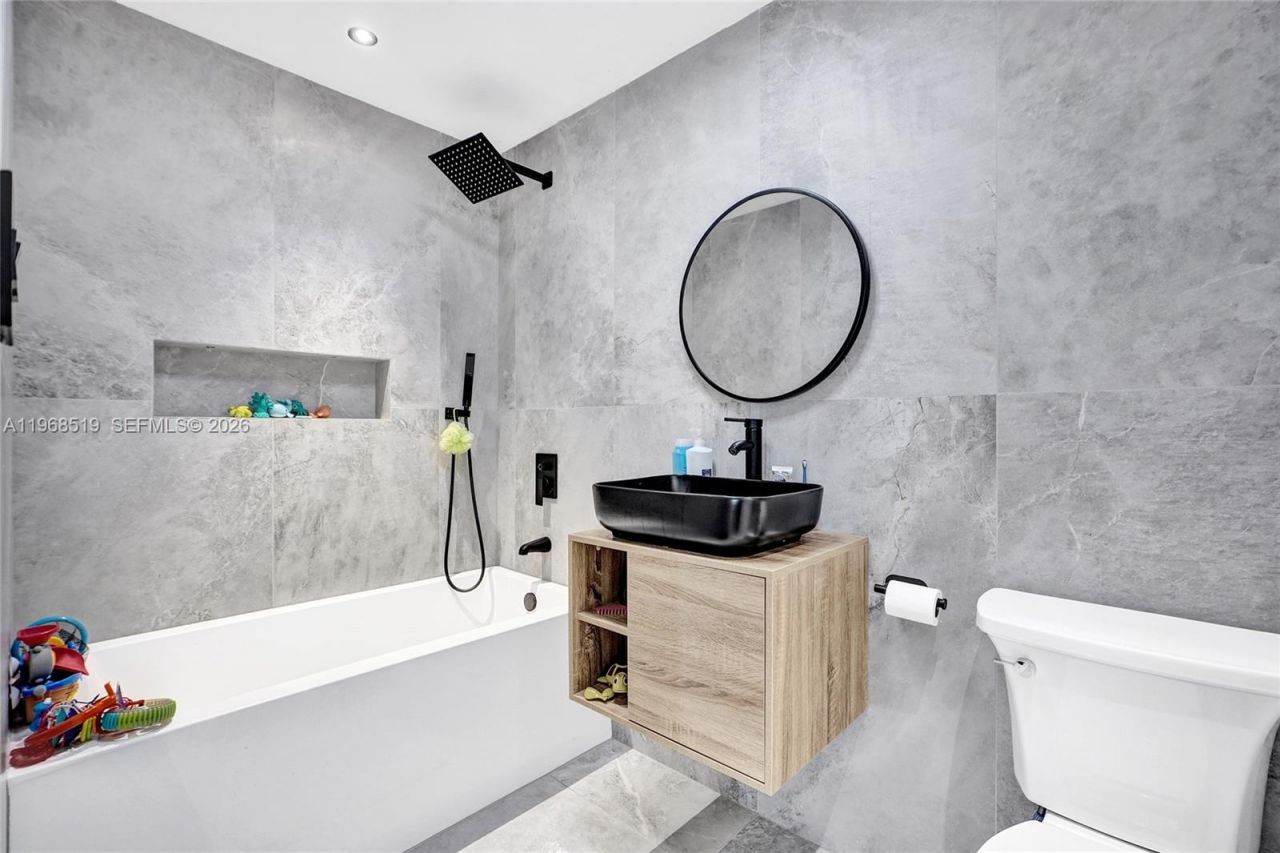 1977 S Oak Haven Cir, Miami, FL 33179 Photo