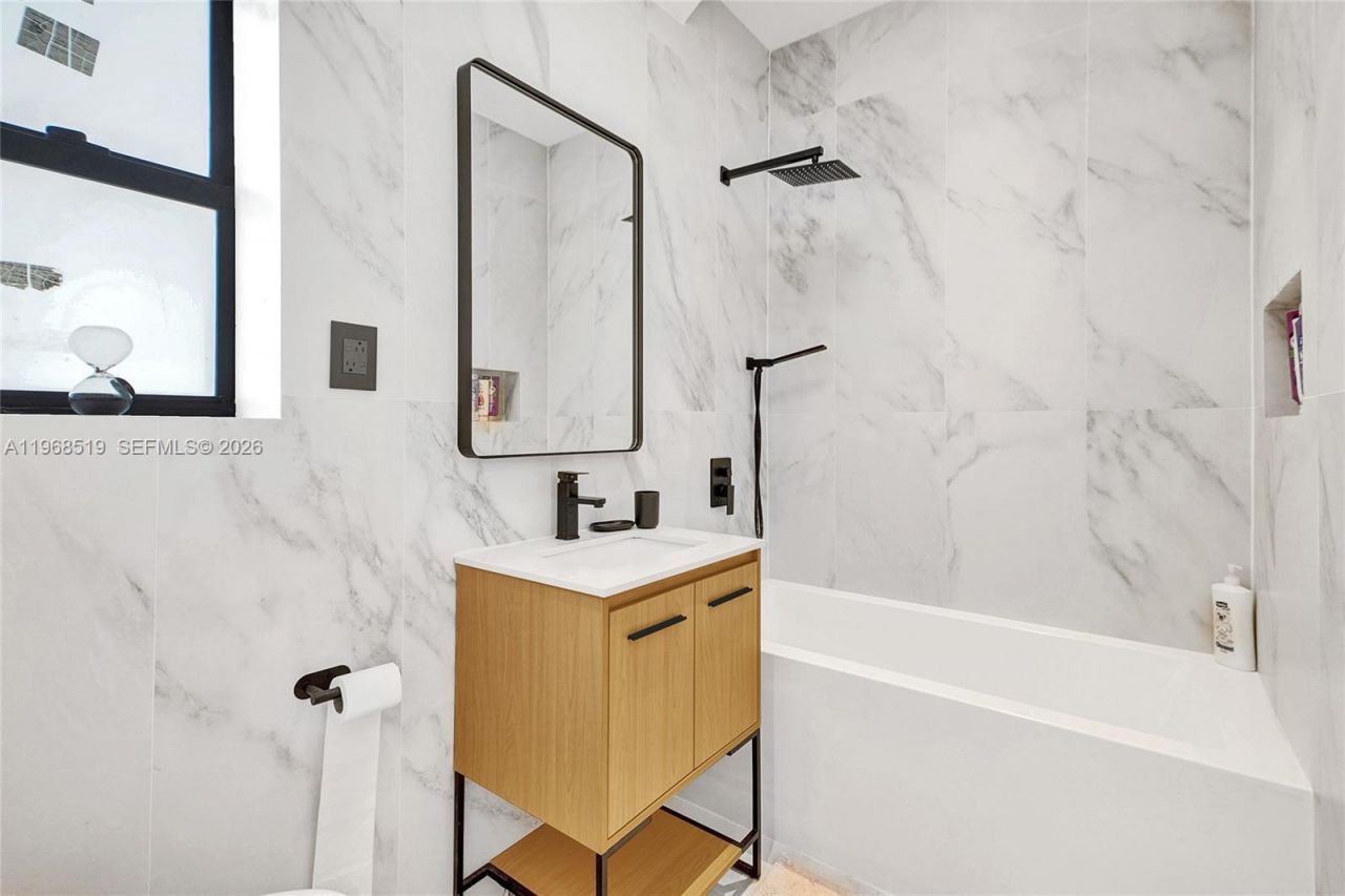 1977 S Oak Haven Cir, Miami, FL 33179 Photo