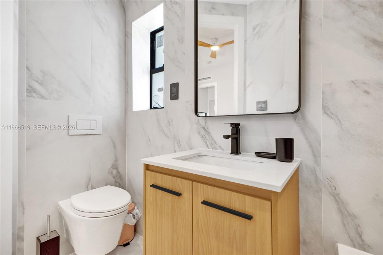 1977 S Oak Haven Cir, Miami, FL 33179 Photo