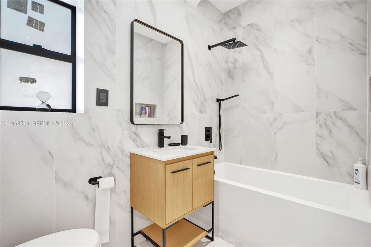 1977 S Oak Haven Cir, Miami, FL 33179 Photo