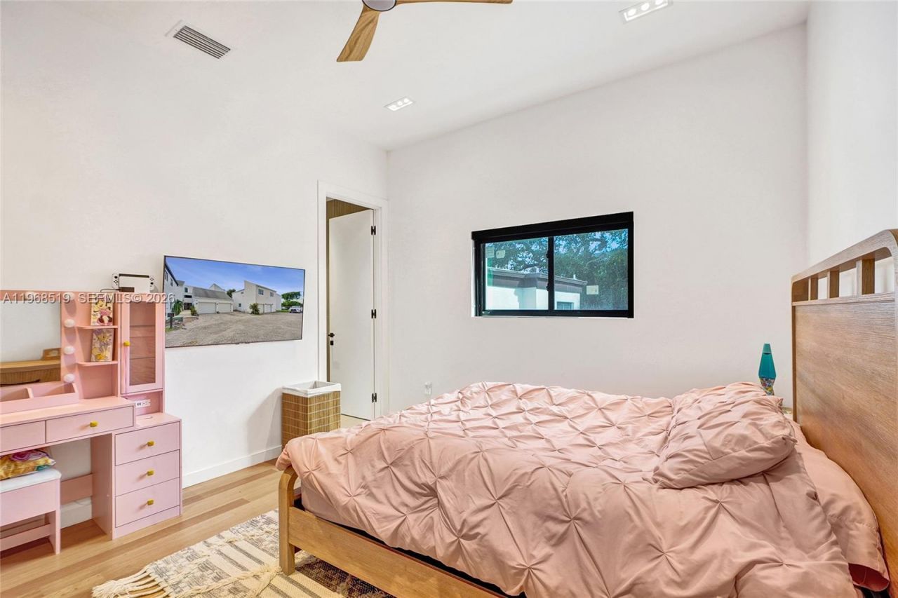 1977 S Oak Haven Cir, Miami, FL 33179 Photo