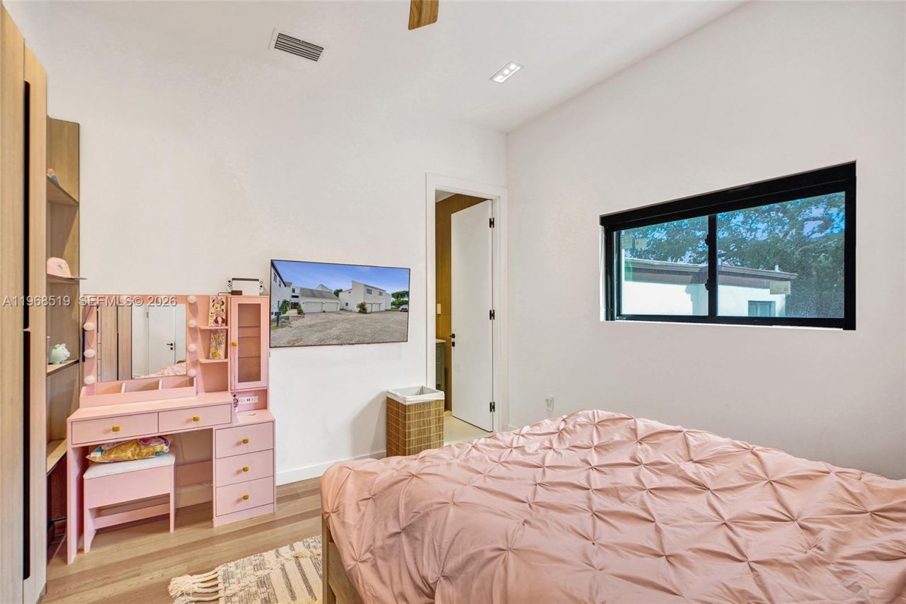 1977 S Oak Haven Cir, Miami, FL 33179 Photo