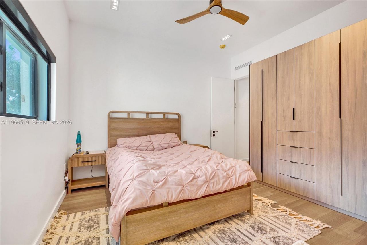 1977 S Oak Haven Cir, Miami, FL 33179 Photo