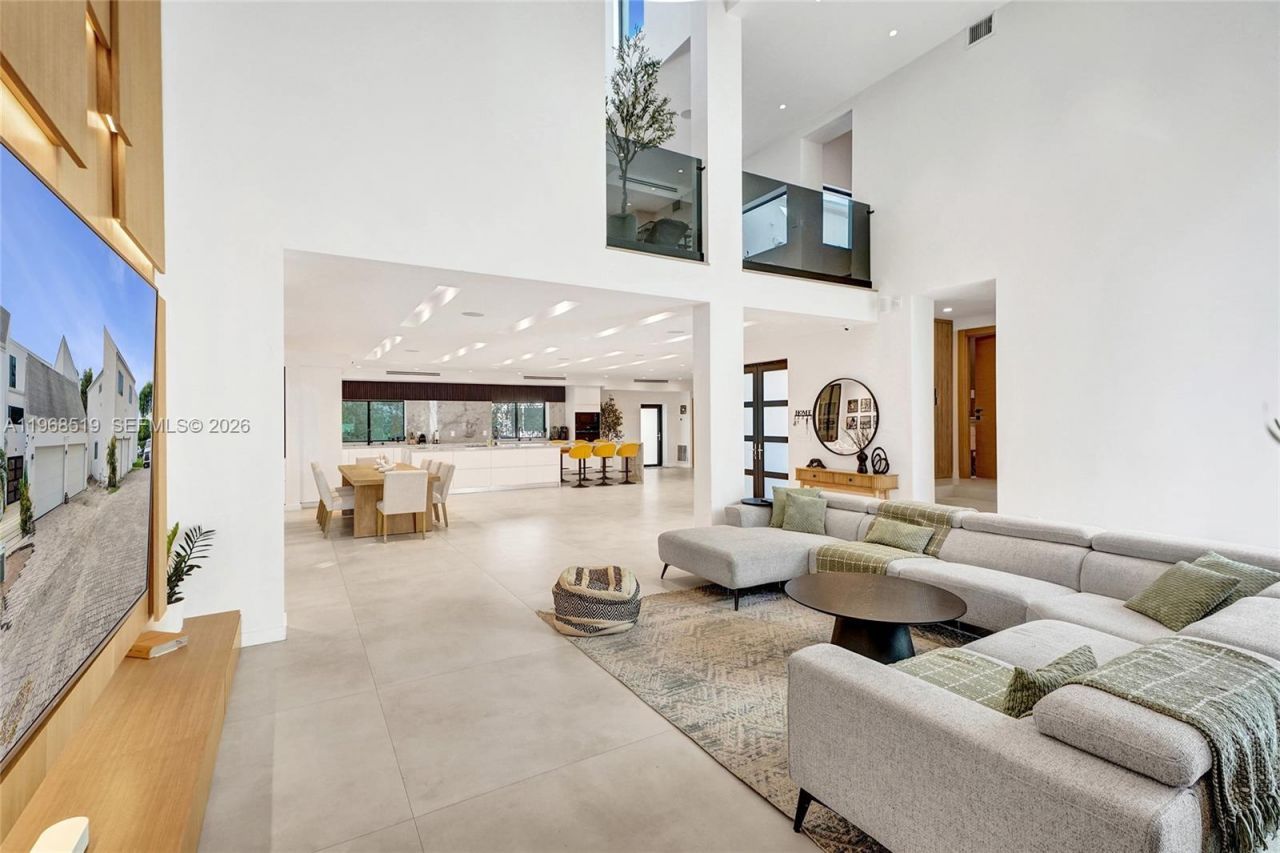 1977 S Oak Haven Cir, Miami, FL 33179 Photo