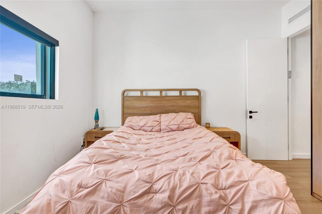 1977 S Oak Haven Cir, Miami, FL 33179 Photo