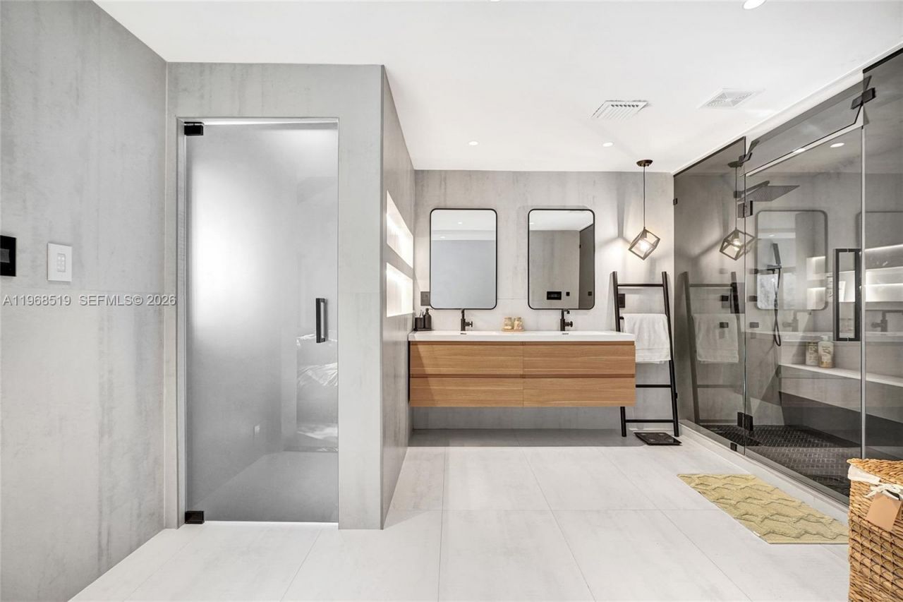 1977 S Oak Haven Cir, Miami, FL 33179 Photo