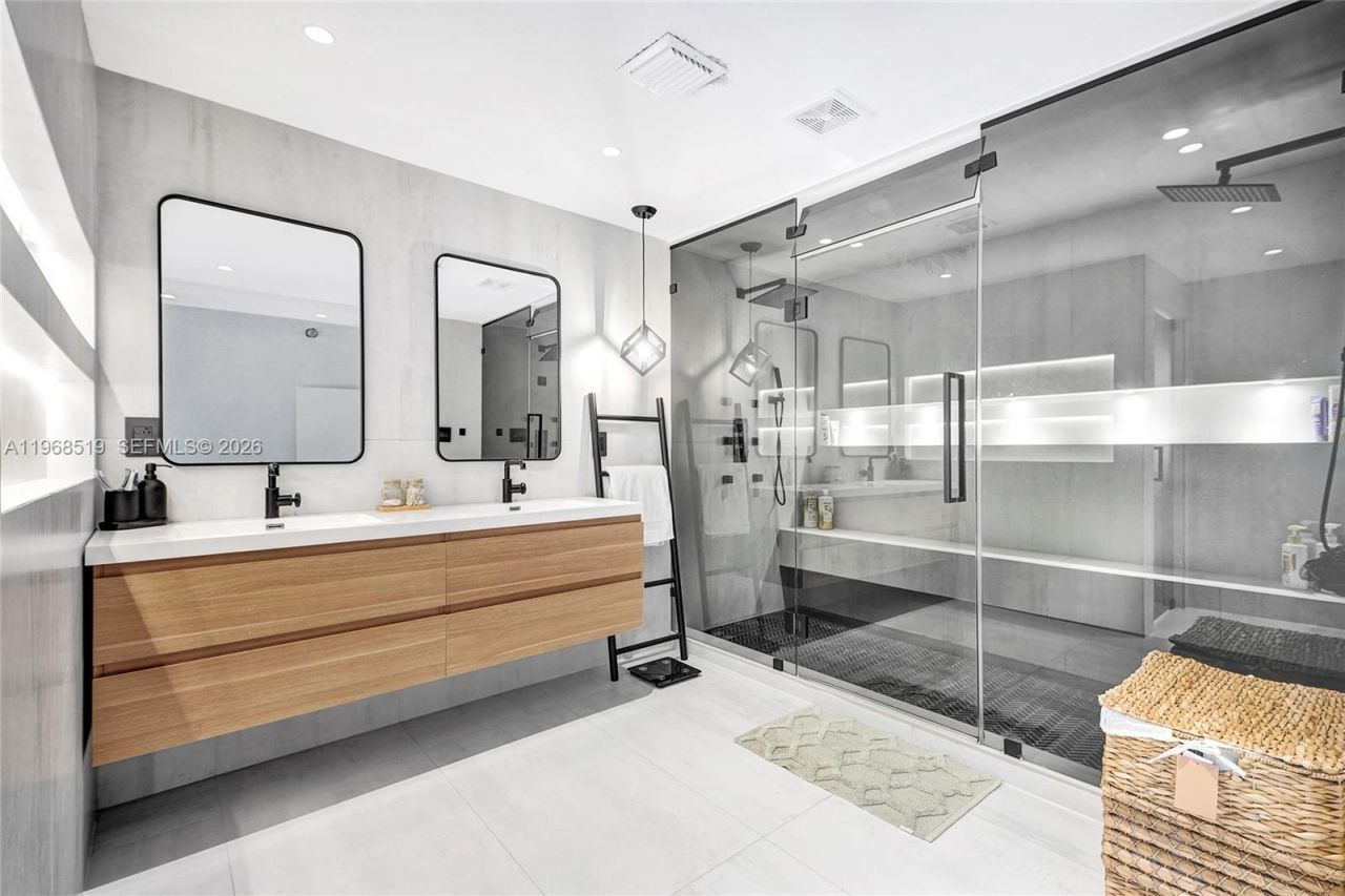 1977 S Oak Haven Cir, Miami, FL 33179 Photo