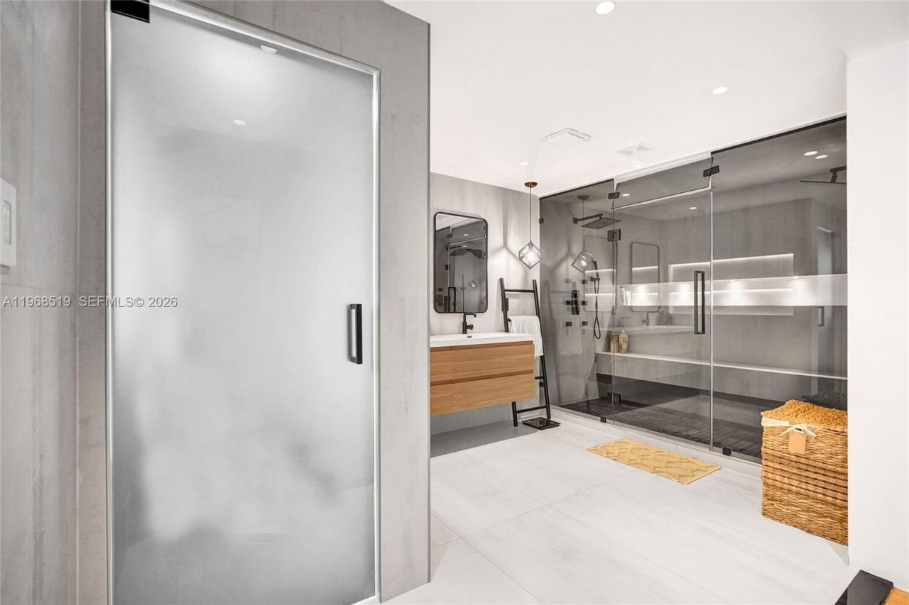 1977 S Oak Haven Cir, Miami, FL 33179 Photo