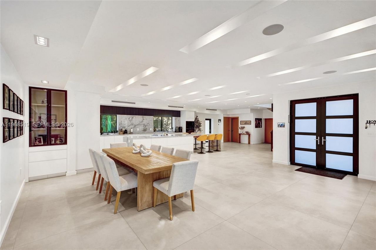 1977 S Oak Haven Cir, Miami, FL 33179 Photo