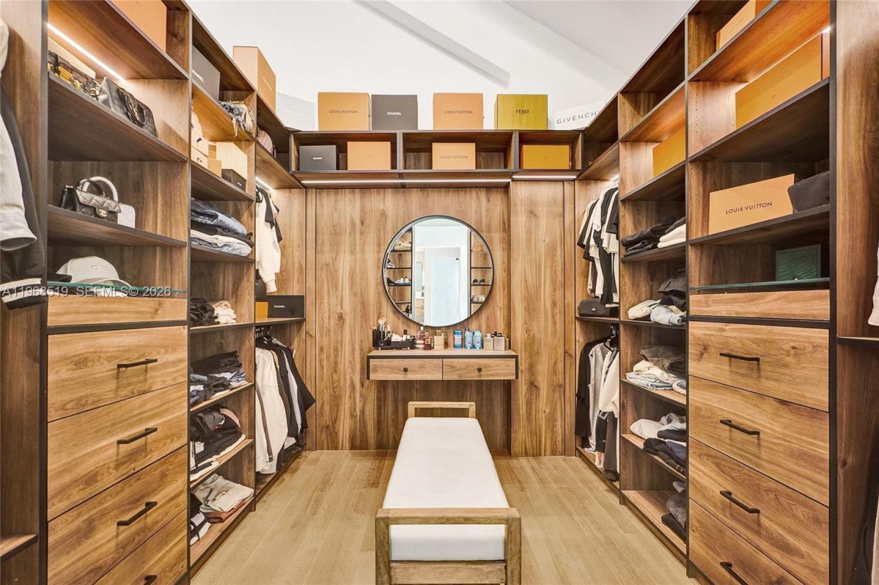 1977 S Oak Haven Cir, Miami, FL 33179 Photo