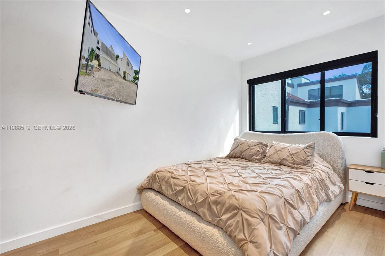 1977 S Oak Haven Cir, Miami, FL 33179 Photo