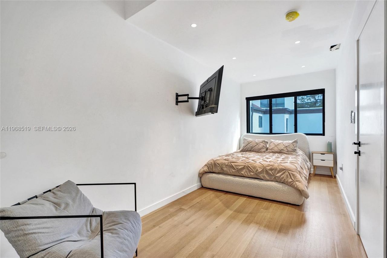 1977 S Oak Haven Cir, Miami, FL 33179 Photo