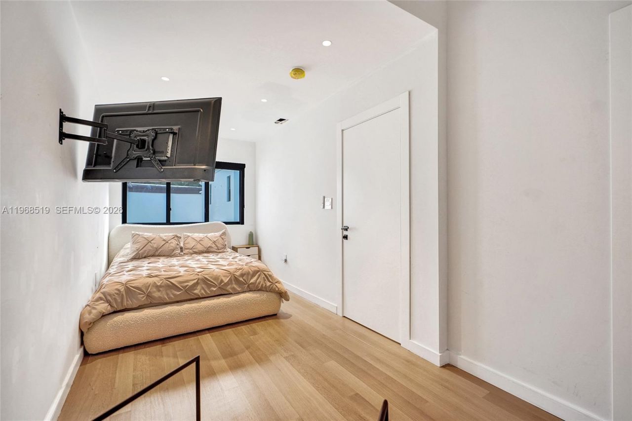 1977 S Oak Haven Cir, Miami, FL 33179 Photo