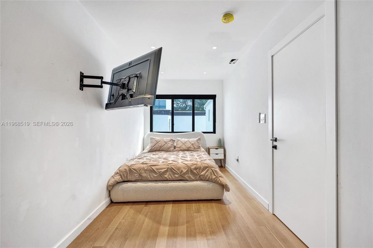 1977 S Oak Haven Cir, Miami, FL 33179 Photo