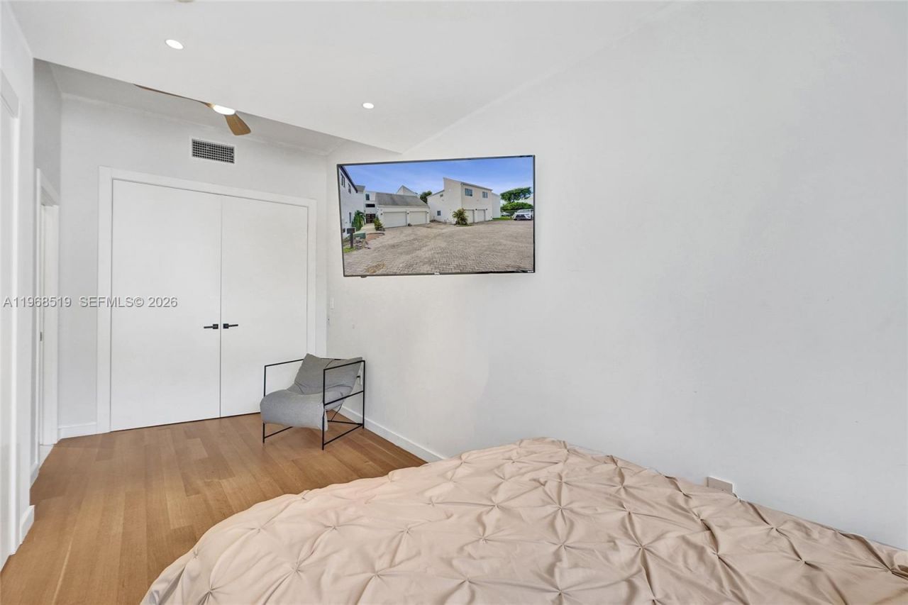 1977 S Oak Haven Cir, Miami, FL 33179 Photo