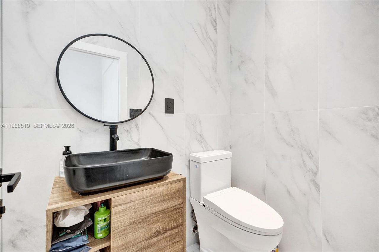 1977 S Oak Haven Cir, Miami, FL 33179 Photo