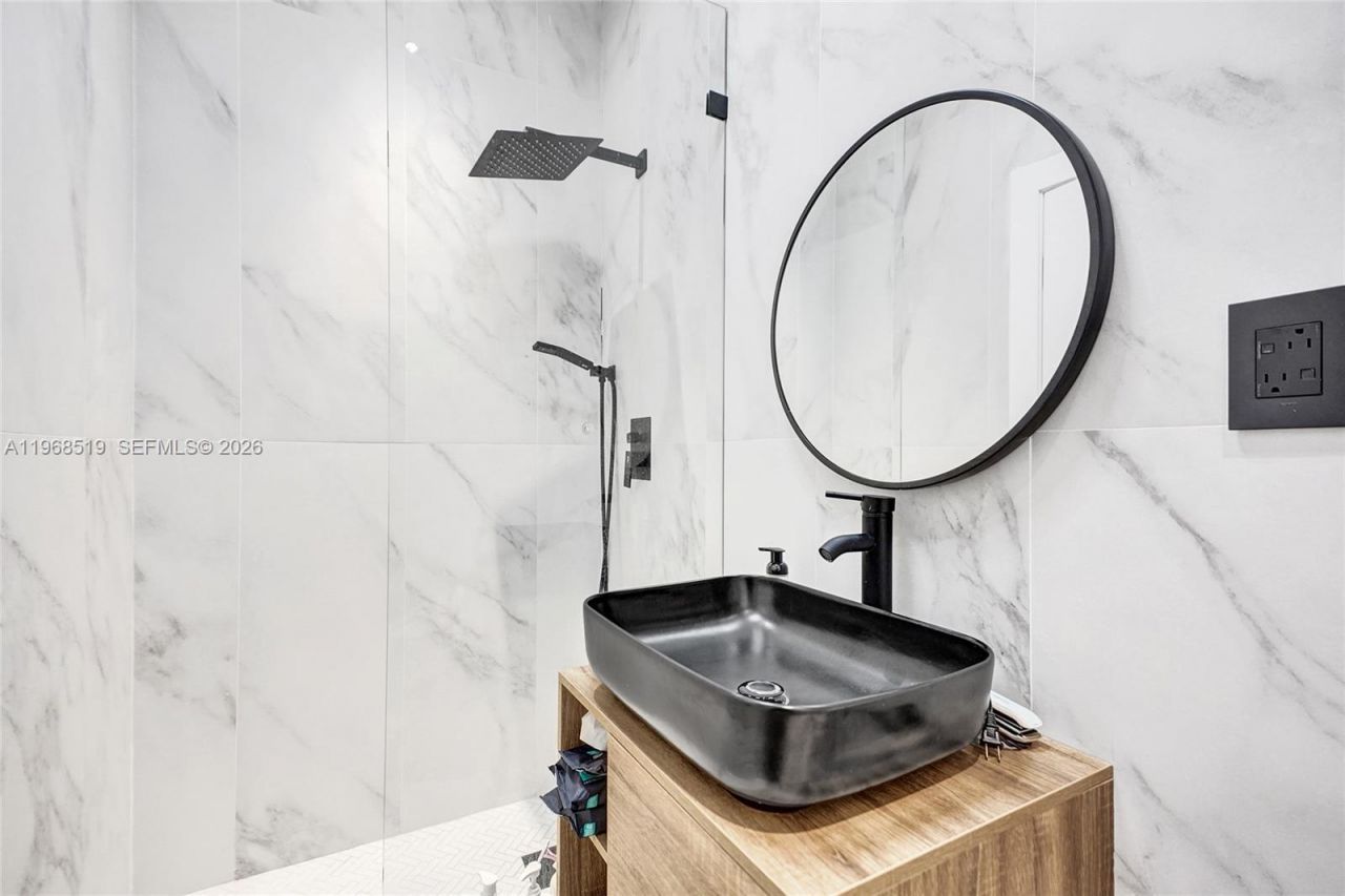 1977 S Oak Haven Cir, Miami, FL 33179 Photo