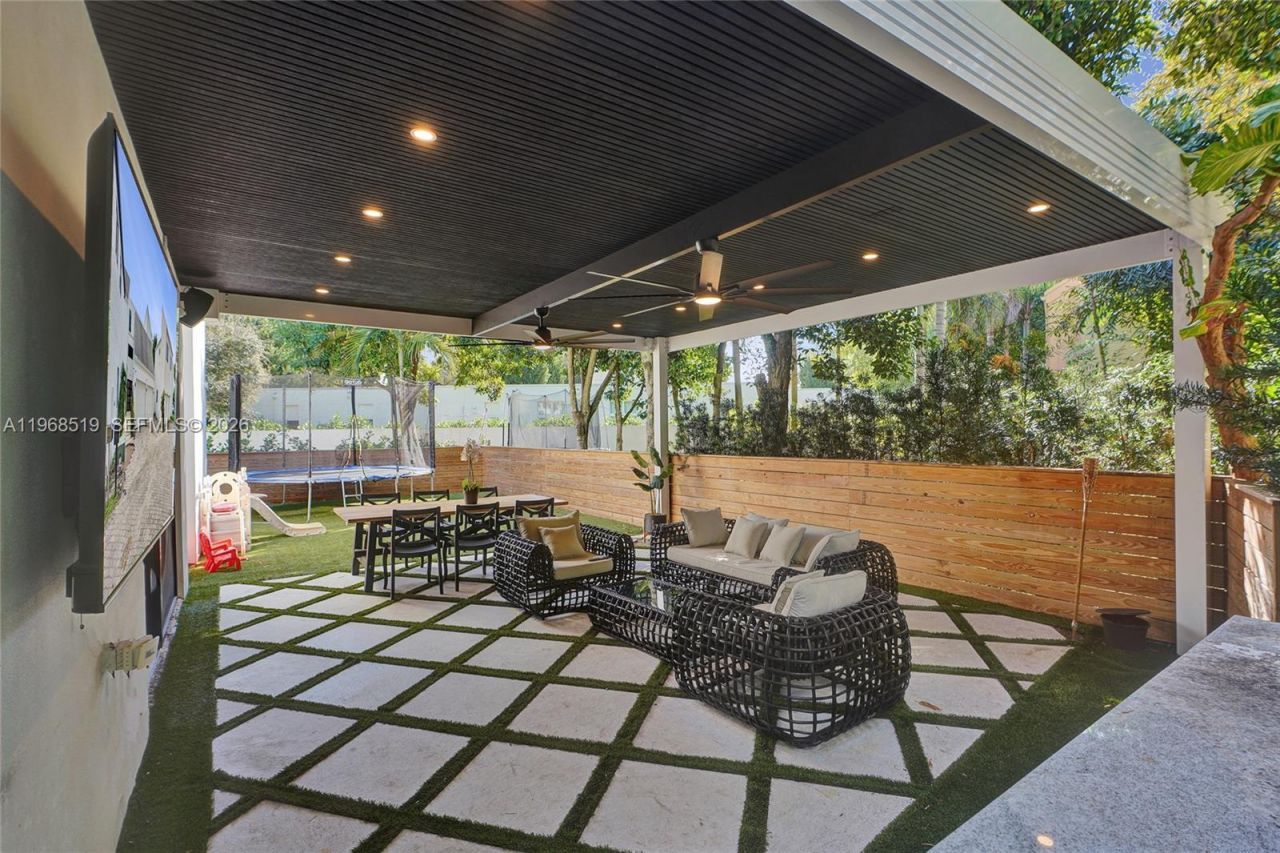 1977 S Oak Haven Cir, Miami, FL 33179 Photo