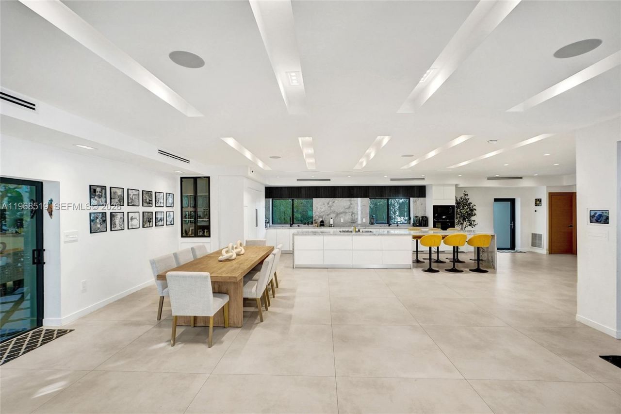 1977 S Oak Haven Cir, Miami, FL 33179 Photo