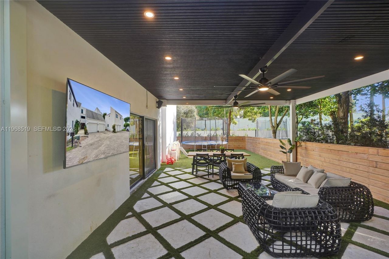 1977 S Oak Haven Cir, Miami, FL 33179 Photo