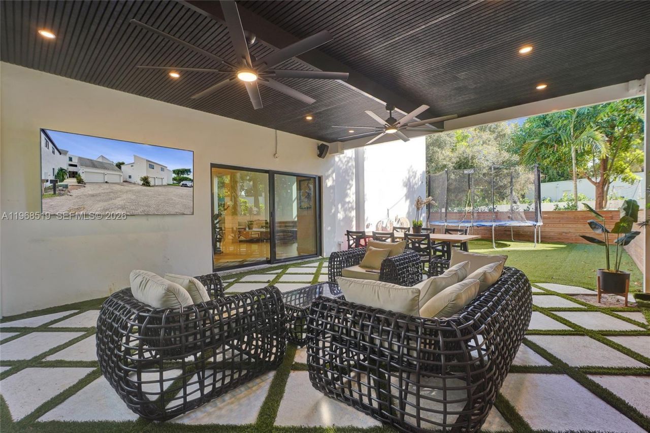 1977 S Oak Haven Cir, Miami, FL 33179 Photo