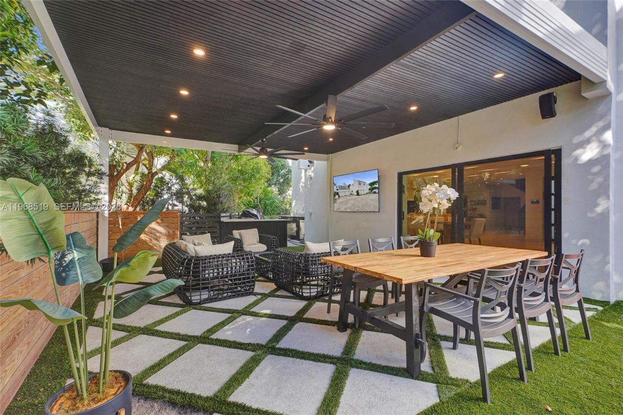 1977 S Oak Haven Cir, Miami, FL 33179 Photo