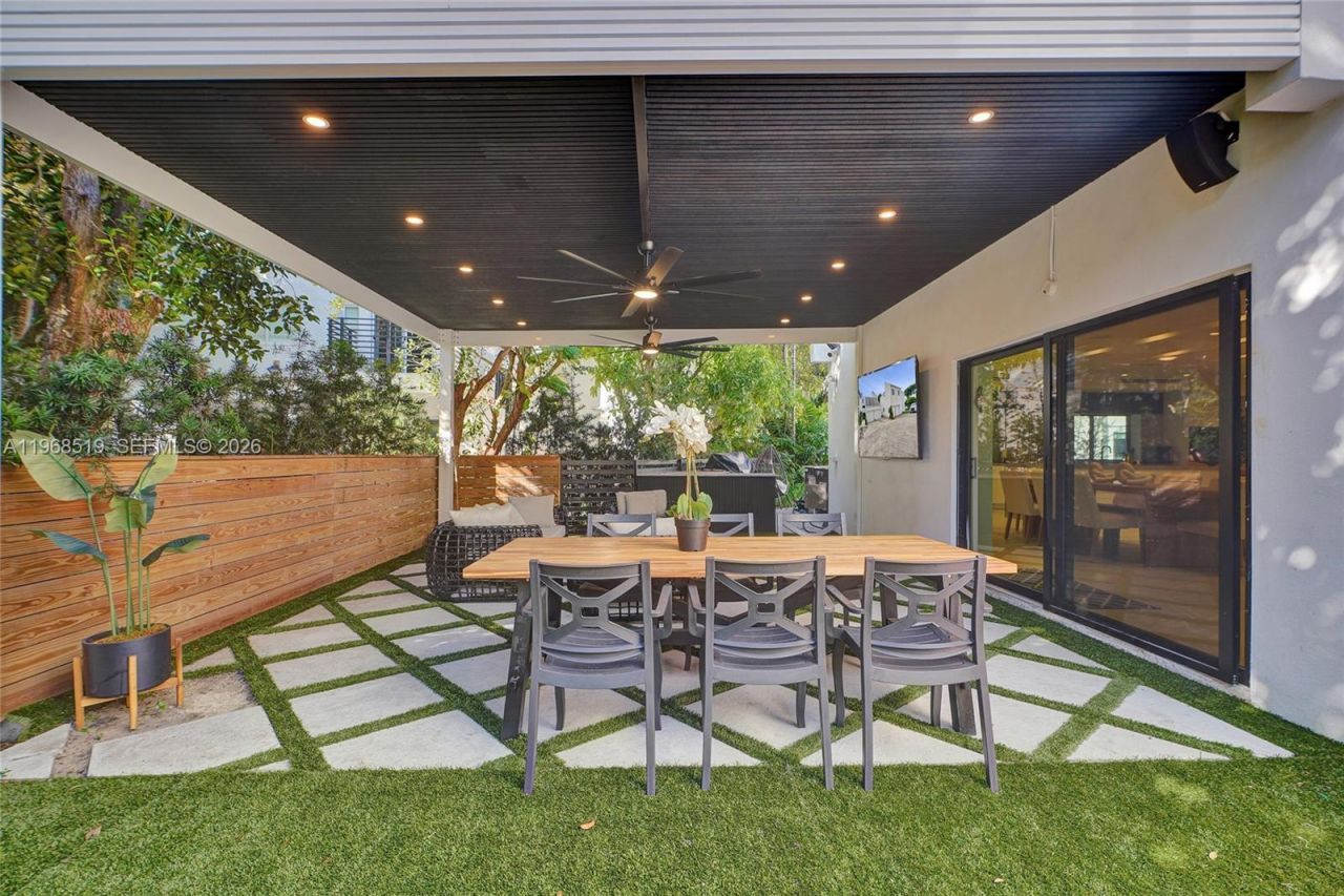 1977 S Oak Haven Cir, Miami, FL 33179 Photo