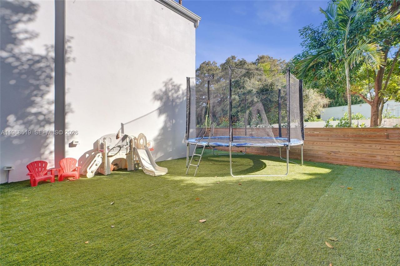 1977 S Oak Haven Cir, Miami, FL 33179 Photo