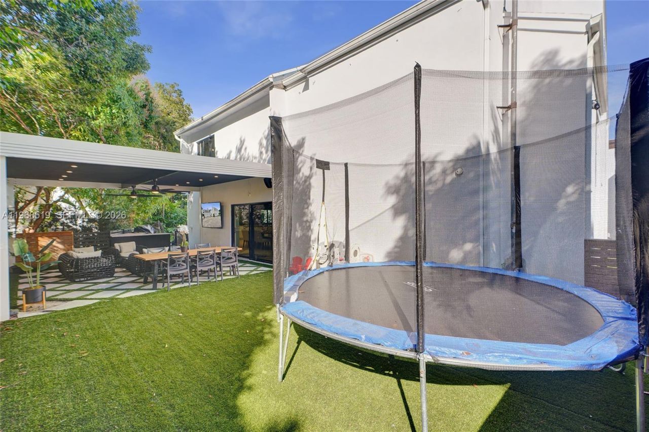 1977 S Oak Haven Cir, Miami, FL 33179 Photo