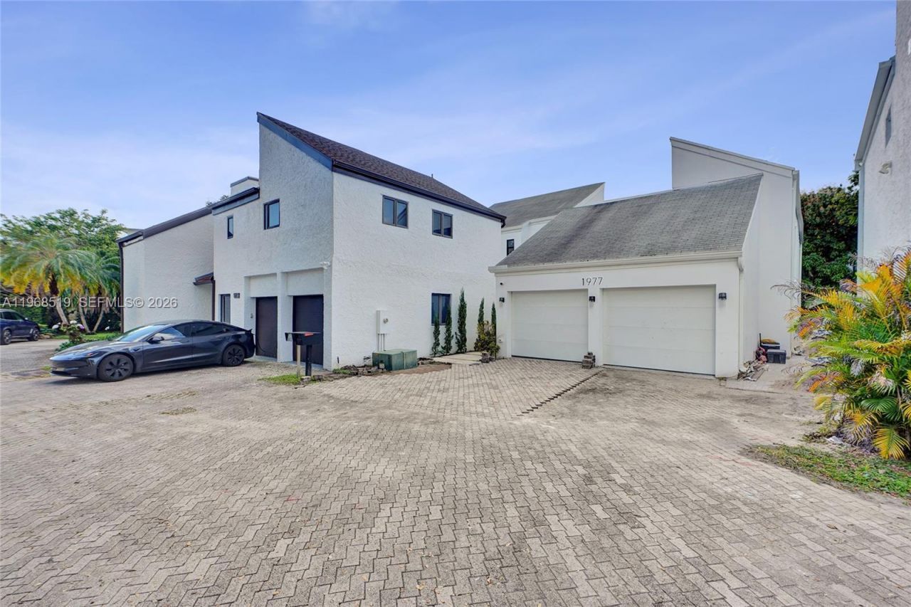 1977 S Oak Haven Cir, Miami, FL 33179 Photo